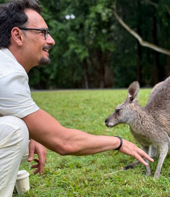 Recentemente, Santoro aproveitou uma pausa nas gravações e compartilhou fotos de um passeio em família em um zoológico da Austrália.
