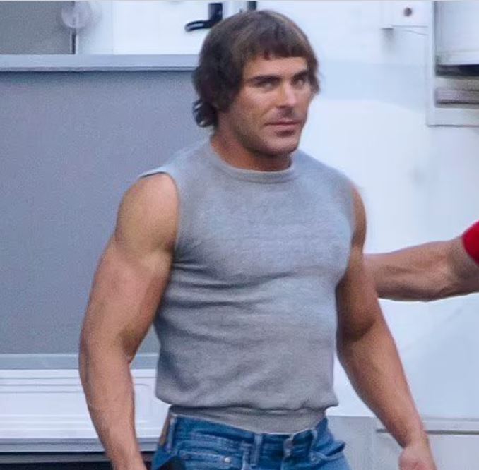 Em novembro de 2022, o ator Zac Efron chamou atenção com uma aparência bem diferente da que conquistou os fãs. Ele adotou um cabelo com franjinha e apareceu bombado, com muitos músculos para as filmagens de The Iron Claw.