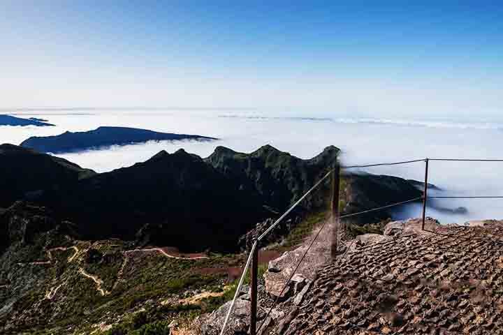 A Ilha da Madeira é, sem dúvida, um destino único que encanta seus visitantes com paisagens deslumbrantes, trilhas emocionantes e uma natureza rica e preservada. Seja em suas montanhas imponentes, relaxando nas praias ou visitando miradouros e piscinas naturais, a Madeira oferece experiências inesquecíveis para todos os tipos de viajantes.