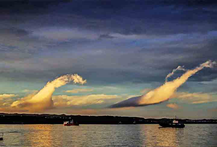 Esse tipo de nuvem surge quando duas camadas de ar com diferentes densidades e velocidades se encontram. A camada superior, geralmente mais rápida e menos densa, rola sobre a camada inferior, criando as ondulações. 