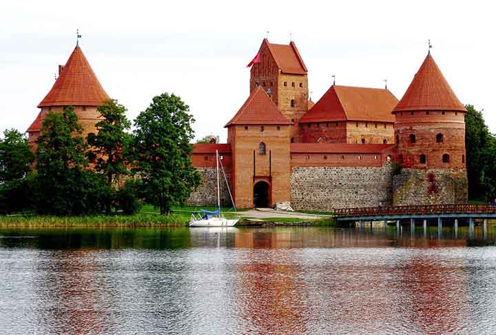 O Castelo da Ilha de Trakai é localizado em Trakai, Lituânia, em uma ilha no Lago Galvė. A construção foi iniciada no século XIV por Kęstutis, e por volta de 1409 grandes obras foram concluídas por seu filho Vytautas, o Grande, que morreu neste castelo em 1430.
