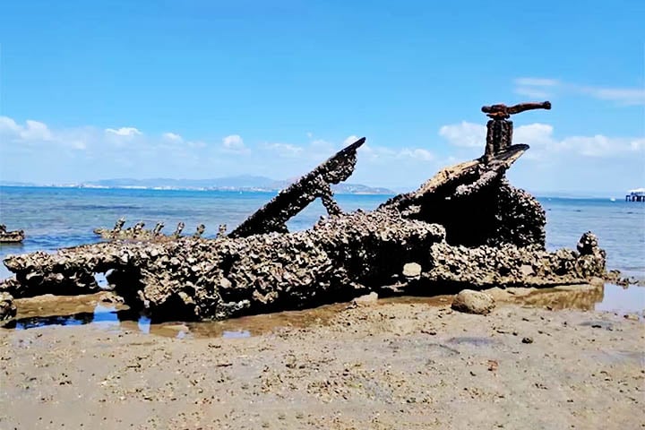 A ilha artificial da Baia Cockle está no corpo dos restos do transatlântico City of Adelaide, navio construído no século 19 (inaugurado em 1863).

