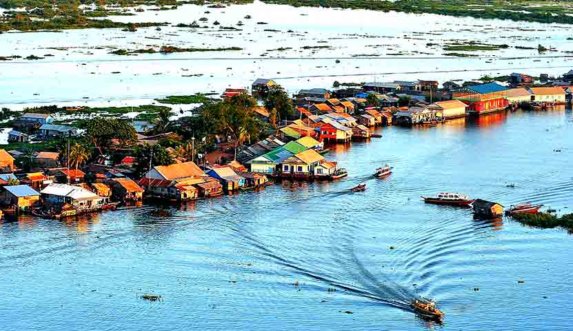 O Lago Tonle Sap (Camboja) cobre até 16.000 km² na estação chuvosa, com profundidade máxima de 10 m. É a maior reserva de água doce do Sudeste Asiático e uma das principais fontes de pesca e agricultura do Camboja.
