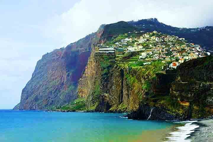 Uma das atrações mais marcantes é a plataforma de vidro construída na beira do penhasco, que proporciona uma sensação única de estar flutuando sobre o abismo. 