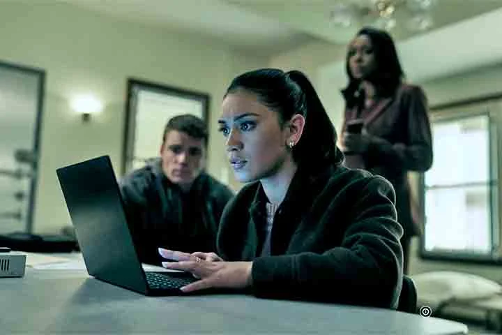 Sua personagem, inicialmente uma jovem vulnerável, evolui ao longo da série, demonstrando coragem e inteligência, o que garantiu uma boa recepção por parte do público.