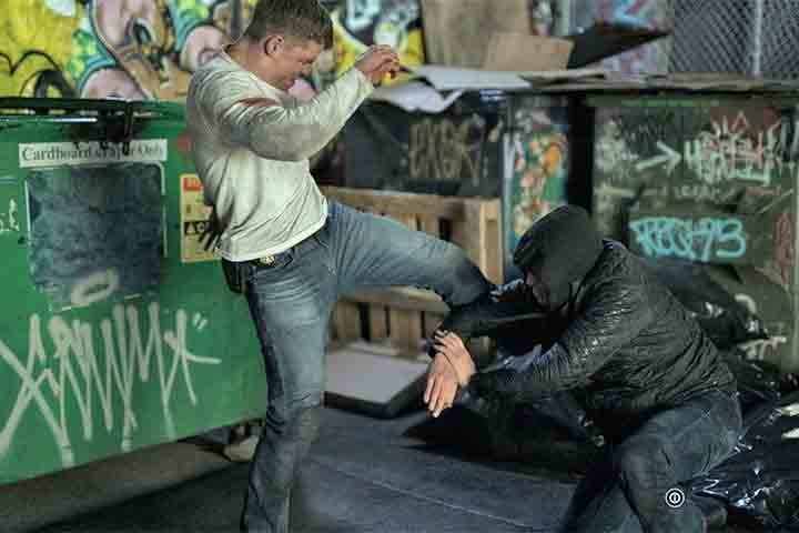 Com O Agente Noturno, Basso consolidou sua posição como protagonista de produções de grande escala. Um detalhe curioso: o ator realizou grande parte de suas cenas de ação sem o uso de dublês, o que adicionou autenticidade às sequências mais intensas.