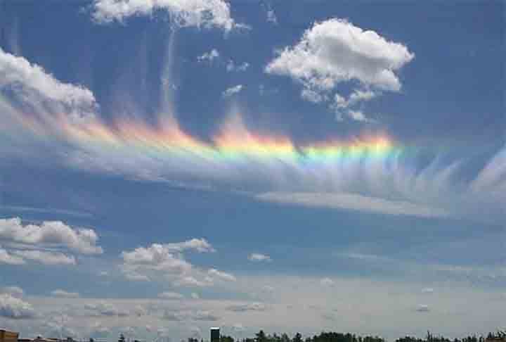 Arco-íris de fogo: Esse é um fenômeno óptico atmosférico extremamente raro e fascinante, capaz de colorir os céus com um espetáculo de cores vibrantes.