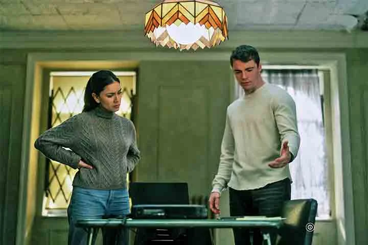 A partir desse telefonema, Peter e Rose mergulham numa perigosa conspiração que ameaça a segurança nacional dos Estados Unidos. À medida que tentam escapar de assassinos implacáveis, eles descobrem segredos obscuros, incluindo traições dentro da própria Casa Branca.