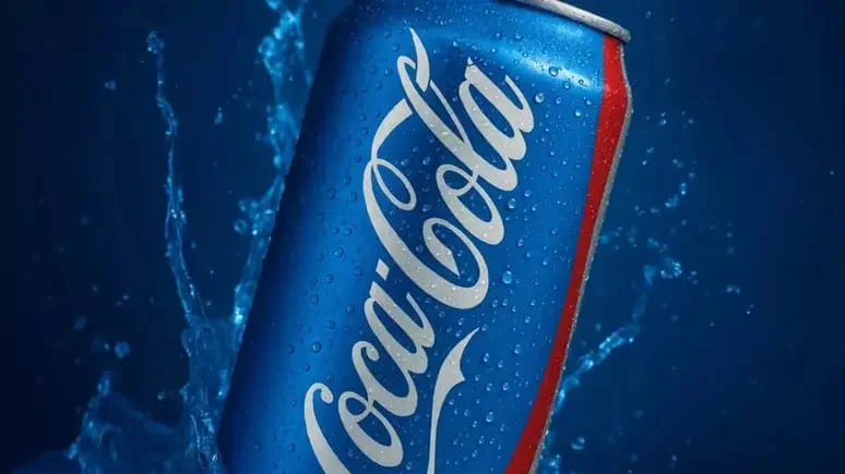 Porém, numa certa época do ano, por um motivo especial, a latinha da Coca-Cola passa a ser fabricada na cor azul. E isso acontece no Brasil. 