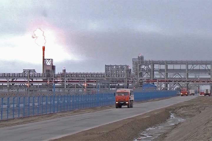 Ele não só desempenha um papel no deslocamento de petróleo, mas também é um exemplo de inovação em engenharia de infraestrutura. Operado pela empresa estatal egípcia, ele é equipado com estações de bombeamento ao longo de sua extensão para garantir a eficiência e a segurança na movimentação do petróleo.