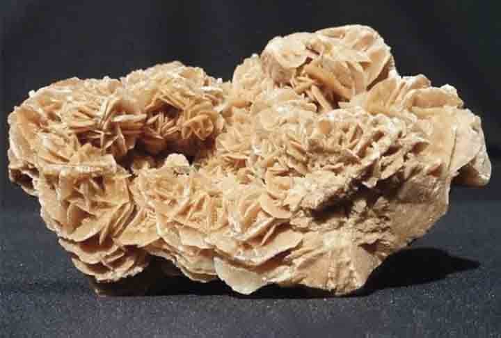 As Rosas do Deserto se formam quando a água subterrânea rica em sulfatos evapora em ambientes áridos, deixando para trás cristais de gesso ou barita. Esses cristais crescem em formações que se assemelham a pétalas de rosa.