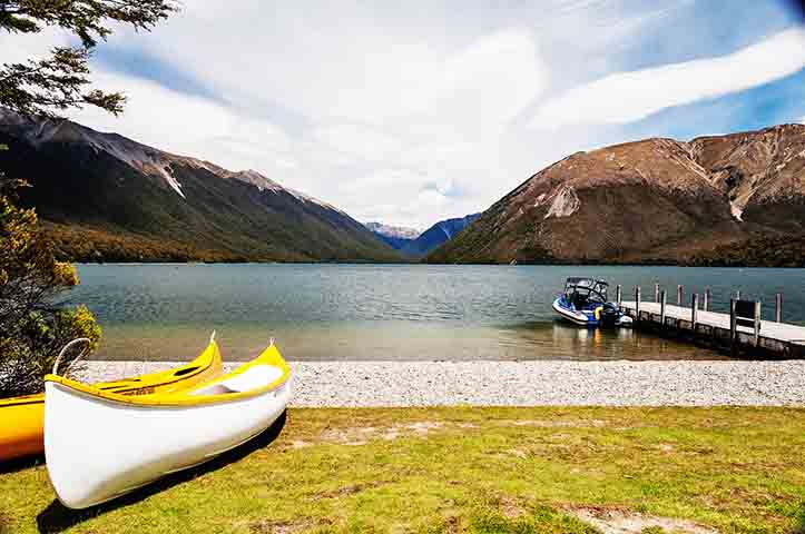 Por todo o mundo, os lagos têm uma importância enorme na natureza e para os seres vivos de forma geral. Eles são muito mais do que apenas “poças grandes de água”. São grandes reservatórios de água doce, essencial para o consumo humano, irrigação, uso industrial e manutenção da vida selvagem