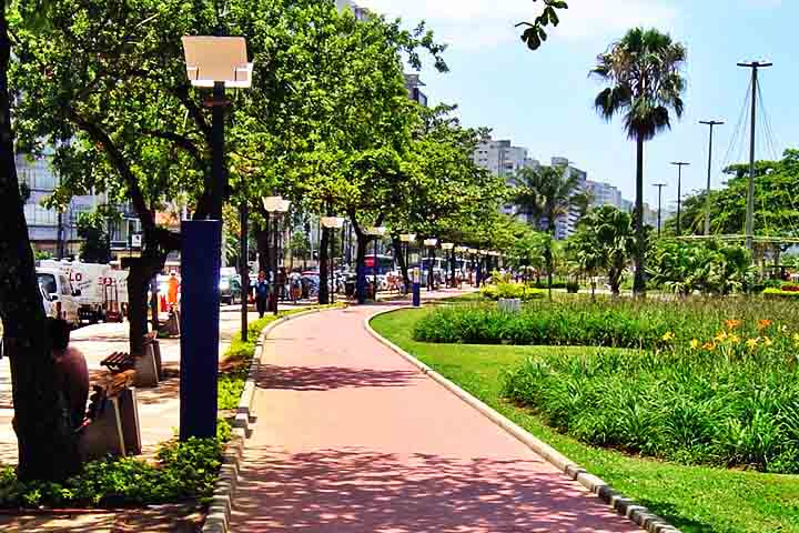 A ciclovia da cidade, com 5 quilômetros de extensão, percorre parte da orla da praia, permitindo locomoção e passeio em meio às belezas dos jardins. 