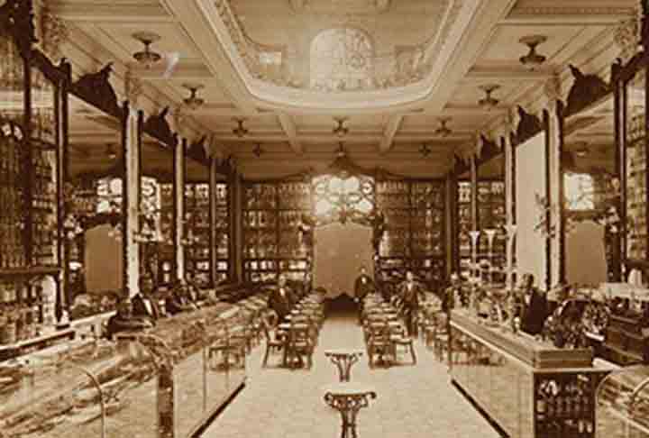 A Colombo foi o primeiro estabelecimento comercial do Rio de Janeiro a contar com luz elétrica. Na época, a entrada só era permitida com trajes de gala, com homens de terno e mulheres de chapéu e vestido. 