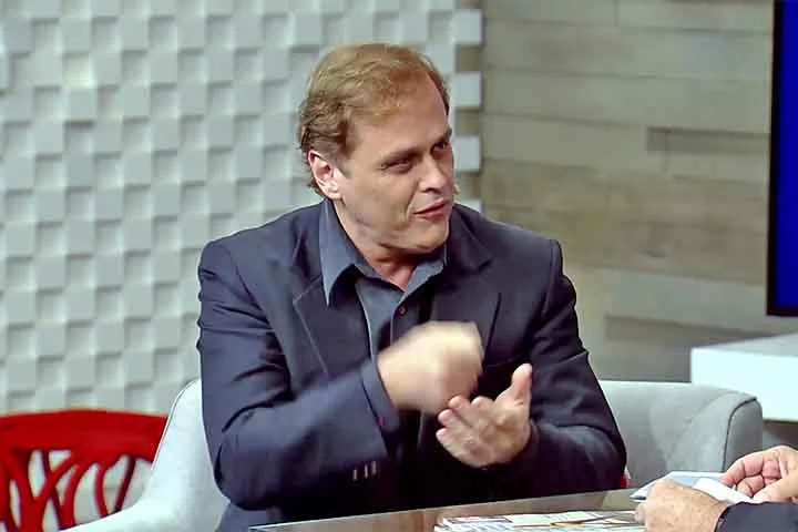 Em novembro de 1994, adquiriu os direitos do best seller Chatô, O Rei do Brasil, obra de Fernando Morais sobre o magnata das telecomunicações do Brasil Assis Chateaubriand.