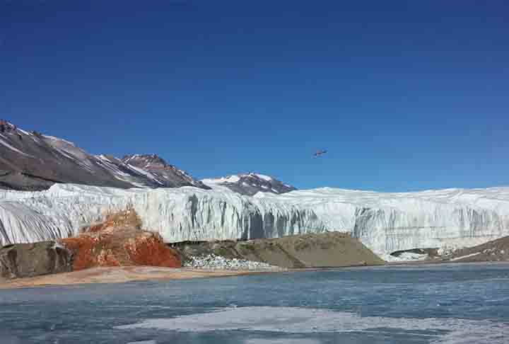 Cachoeira de sangue, Antártida: Esse fenômeno natural intrigante que acontece na Geleira Taylor recebeu esse nome devido à sua aparência distinta, com água vermelha escorrendo do gelo, criando um efeito visual que lembra sangue.