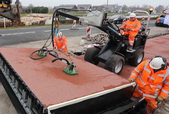 A ideia faz parte do projeto PlasticRoad, que utiliza painéis modulares com encaixes similares ao brinquedo Lego.