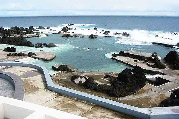As Piscinas Naturais de Porto Moniz são um dos locais mais emblemáticos da Madeira. Criadas pela ação do vulcão, essas piscinas naturais são abastecidas pelas ondas do oceano, oferecendo uma experiência única de mergulho.