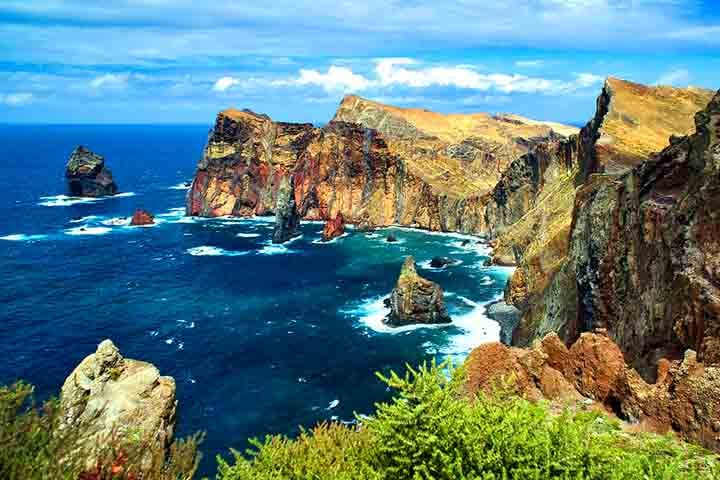 O Miradouro Ponta do Rosto oferece uma vista impressionante da costa nordeste da Madeira, com falésias dramáticas e o oceano azul profundo. Este é um excelente local para fotos panorâmicas, capturando a beleza natural da ilha.