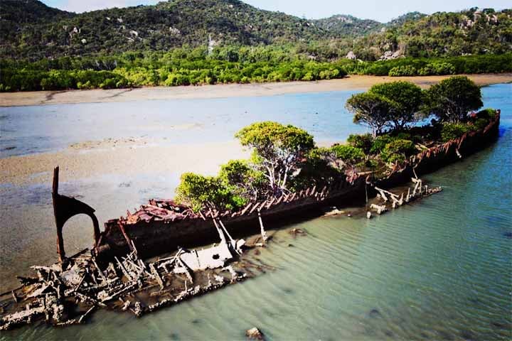 A costa leste da Austrália é rota frequente de ciclones, um fenômeno que acelera a desintegração dos cascos do navio. 
