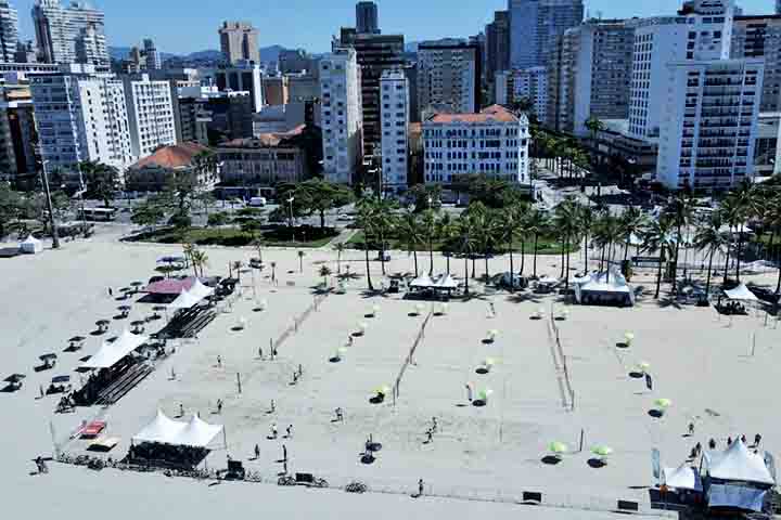A cidade compõe a chamada Região Metropolitana da Baixada Santista ao lado de oito municípios: São Vicente, Cubatão, Guarujá, Bertioga, Praia Grande, Mongaguá, Itanhaém e Peruíbe. 
