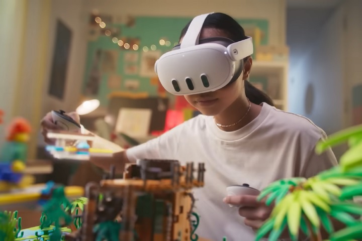 O usuário pode jogar, ver filmes, mandar mensagens e até trabalhar, tudo sem precisar pegar no celular.