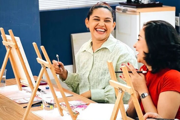 Nos últimos anos, atividades manuais muitas vezes associadas a um público mais velho ou a tempos antigos, ganharam nova roupagem entre as gerações mais novas.