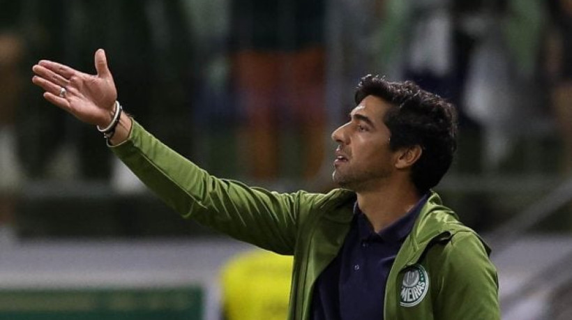 Vitor Castanheira substitui treinador diante da imprensa após vitória do Palmeiras sobre o Ceará