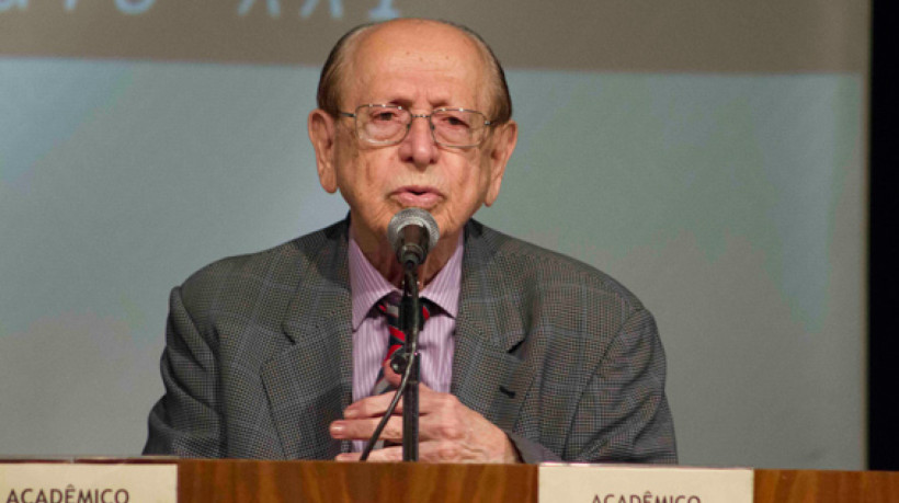 Ocupante da cadeira de número 33 na Academia Brasileira de Letras, o gramático e professor pernambucano Evanildo Bechara morre aos 97 anos 