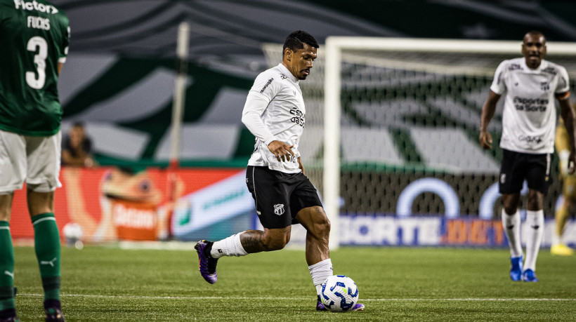 Fernando Sobral, volante do Ceará, durante jogo contra o Palmeiras
