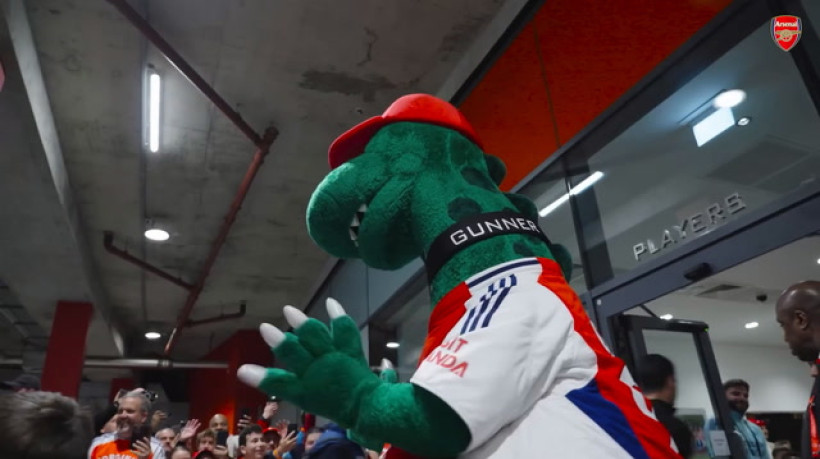 Zinchenko alegra crianças na chegada do Arsenal ao Emirates Stadium