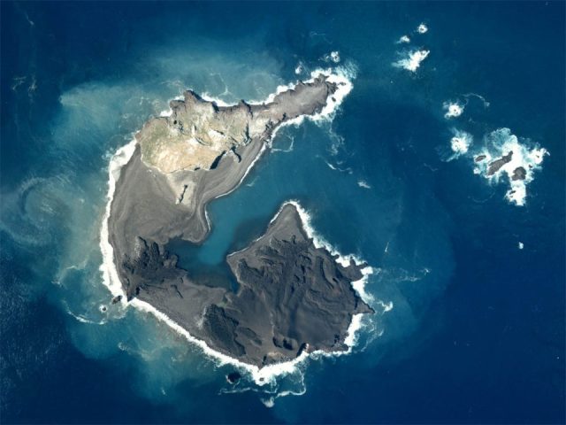 Um exemplo é a pequena ilha de Nishinoshima, que cresceu devido a erupções em 2013 e continua ativa até hoje.