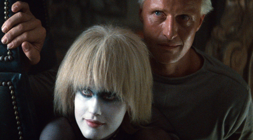 “Blade Runner” (1982):  Adaptação do romance de 1968 Androides Sonham com Ovelhas Elétricas?, do autor de ficção-científica Philip K. Dick.  A trama se passa em Los Angeles, num mundo cyberpunk onde replicantes (androides semelhantes aos humanos) são usados como escravos em colônias fora da Terra. 