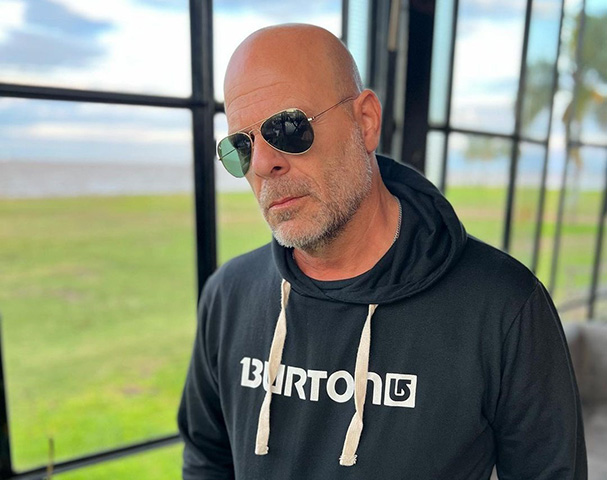 “Por mais que você ache que é o Bruce Willis, você não é. Ele é casado e, antes de ser casado, a família inteira saia em viagens, ou só ele com a mulher”, diz a mensagem exposta pelos advogados. Elas foram enviadas por Cassie a Diddy em 2013.
