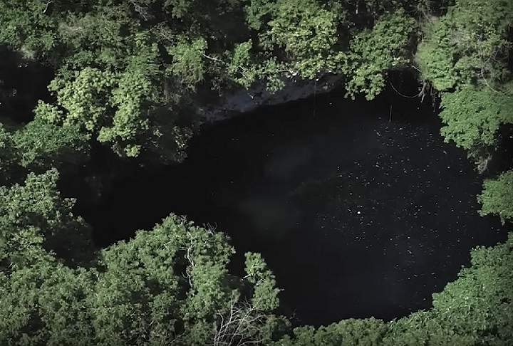 Caverna de El Dudu, República Dominicana: Localizada em uma área de exuberante beleza natural, a Caverna de El Dudu é conhecida por seu lago de águas cristalinas e cavernas submersas interligadas. 