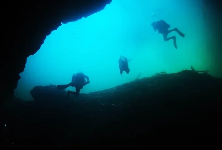 O local também é um popular ponto de mergulho e salto de penhasco, com formações rochosas impressionantes.