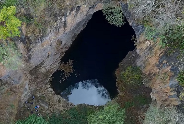 Caverna de Chinhoyi, Zimbábue: Essa caverna submersa é famosa por suas formações rochosas únicas, incluindo estalactites e estalagmites gigantes. 