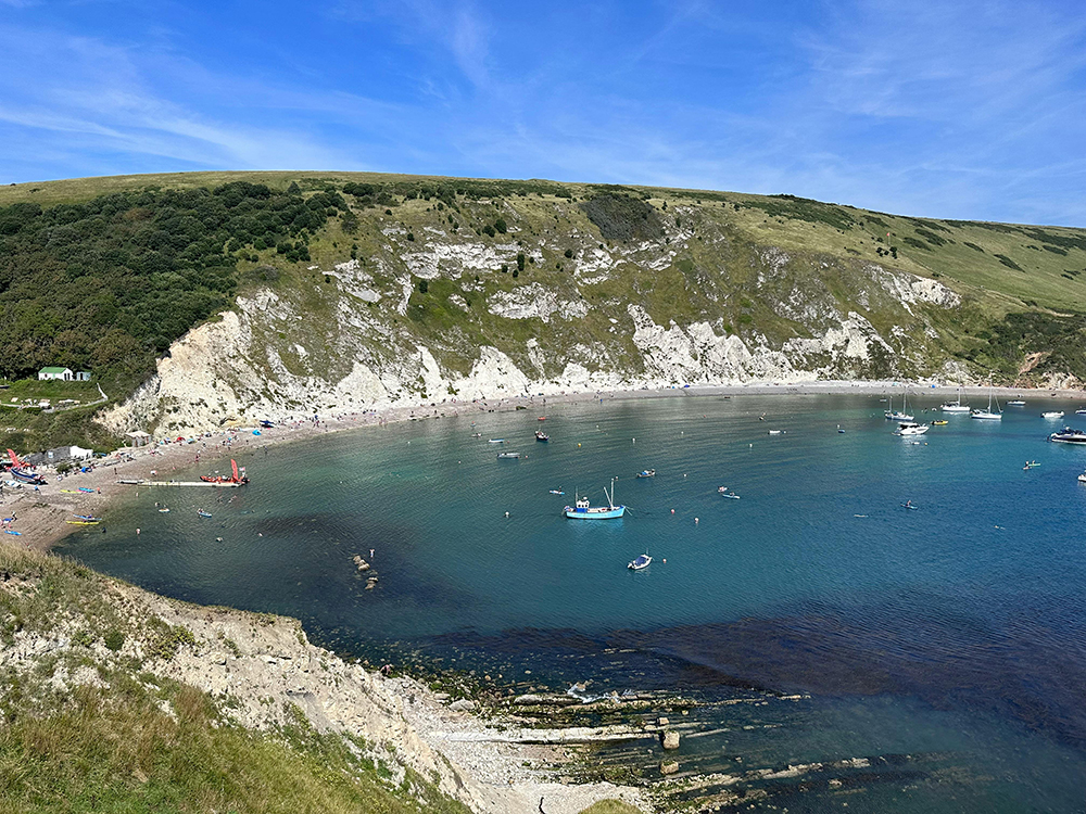 Enseada de Lulworth (Inglaterra) – Localizada na Costa Jurássica, Patrimônio da Humanidade, foi formada por erosão ao longo de milhões de anos. Descoberta geologicamente no século XIX, é um local importante para estudos sobre a evolução da costa. Suas águas claras e forma quase circular a tornam um destino turístico popular.