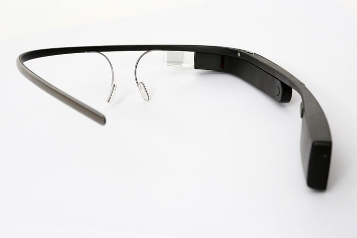 Em 2014, a Google lançou o Google Glass voltado para consumo geral, mas o dispositivo fracassou por conta de limitações técnicas e preocupações com privacidade. 