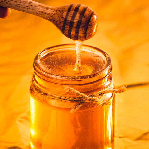 Mel: Consumir uma pequena quantidade de mel antes de dormir estimula a liberação de melatonina e reduz a produção de orexina, um neurotransmissor ligado à vigília.

