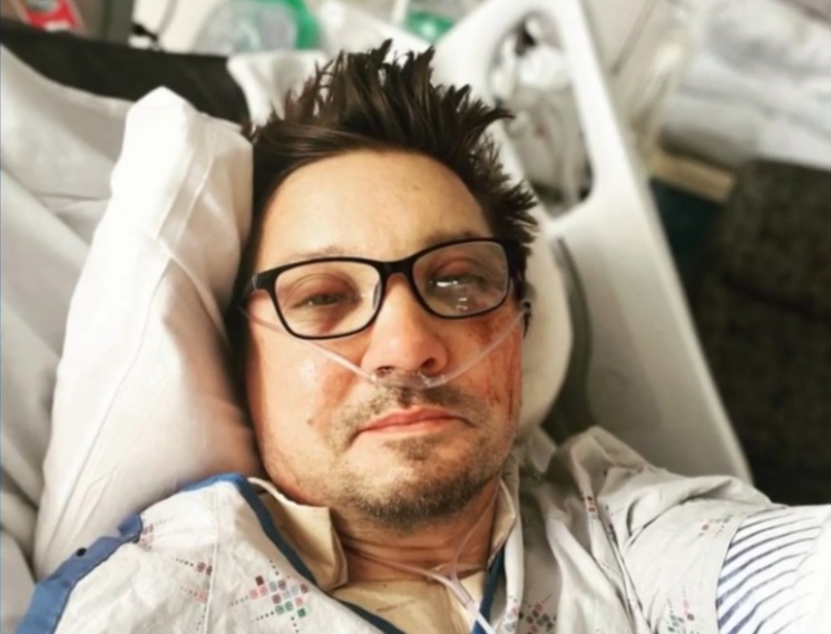 Na época da internação, Jeremy Renner publicou uma mensagem nas redes sociais agradecendo pelo apoio dos fãs, que acompanhavam seu dia a dia pelas publicações.
