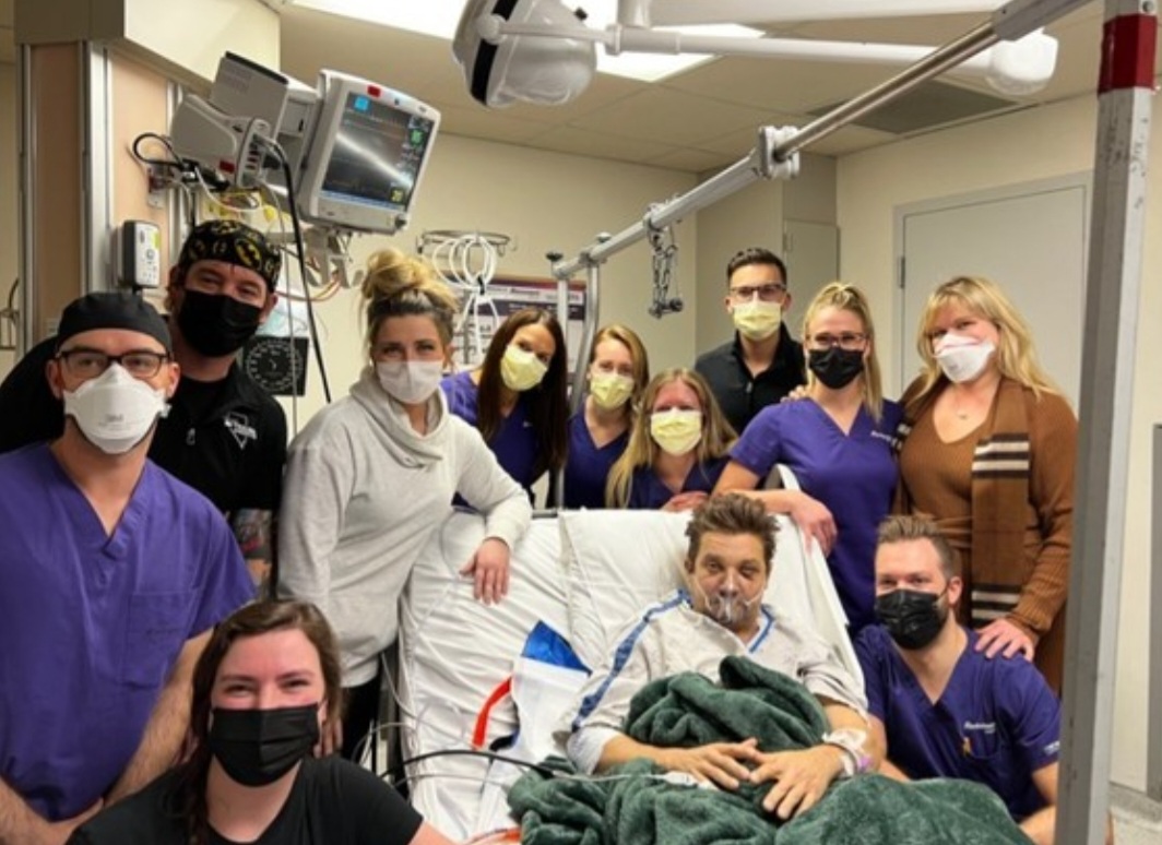 Na postagem, o ator republicou foto da época em que ficou internado devido ao acidente. “Feliz Ano Novo com bênçãos para todos vocês…. Entrando no meu segundo ‘ReNascimento’ hoje. Envio meu amor, respeito e gratidão pelo exército de pessoas que foram necessárias para me recompor. Obrigado a cada enfermeira, médico, socorrista… Eu literalmente devo minha vida a vocês“, escreveu.
