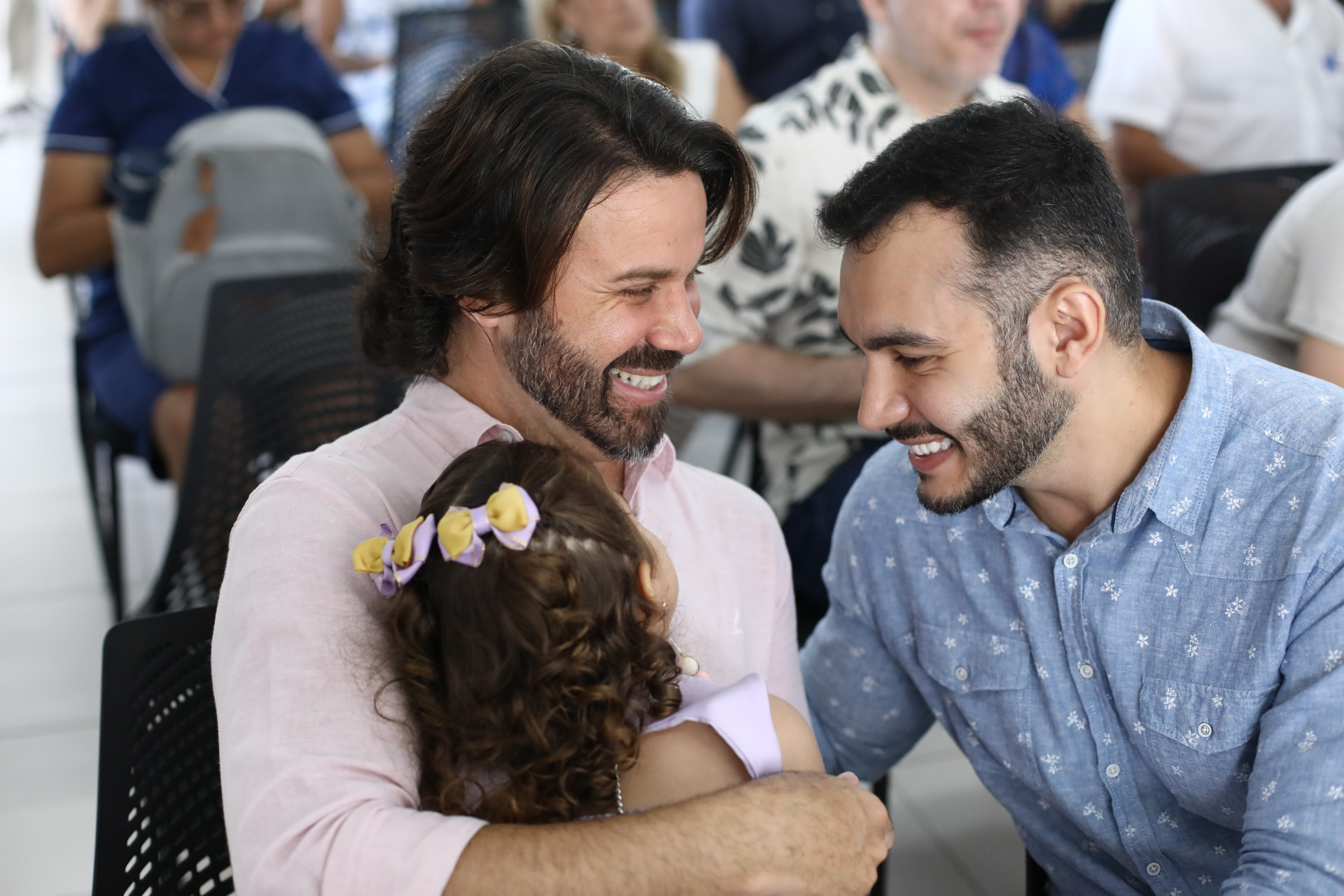 FORTALEZA-CE, BRASIL, 21.05.2025:Gustavo Lopes e Samuel Ramos, adotantes. Solenidade para entrega de certificados para adoção. Forum Clovis Bevilaqua. (Foto: Fabio Lima/ OPOVO)