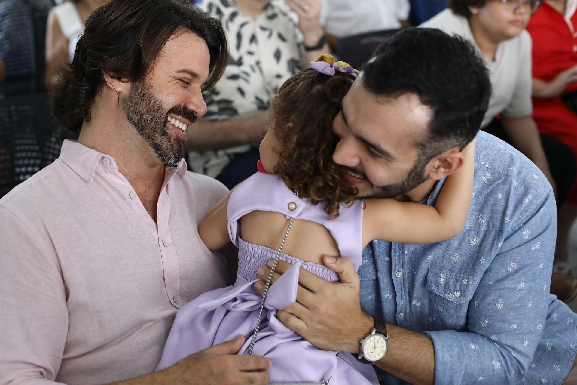 FORTALEZA-CE, BRASIL, 21.05.2025:Gustavo Lopes e Samuel Ramos, adotantes. Solenidade para entrega de certificados para adoção. Forum Clovis Bevilaqua. (Foto: Fabio Lima/ OPOVO)