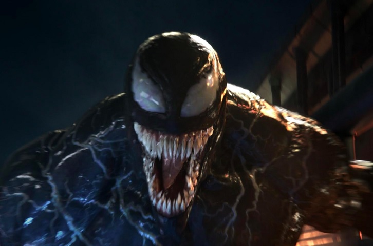 Aliás, Tom Hardy já deu vida a outro vilão bem famoso dos quadrinhos — nesse caso da Marvel: Venom, tradicional inimigo do Homem-Aranha. Porém, tanto no filme de 2018 quanto na continuação de 2021, o personagem ganhou uma versão mais amigável do que nas HQs.
