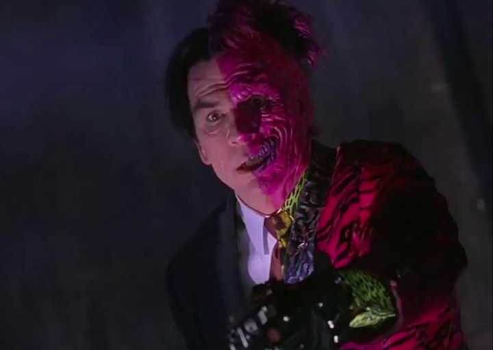 Duas-Caras: Mais um vilão do Batman que teve duas versões nos cinemas: a primeira veio com Tomy Lee Jones (MIB: Homens de Preto) em Batman Eternamente.