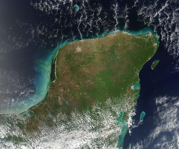 Ilha Bermeja (Golfo do México): Aparecia em mapas náuticos desde o século 16 até o século 19, localizada a cerca de 100 km ao norte da Península de Yucatán.