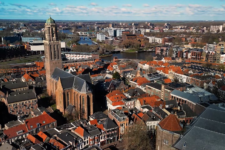 Com cerca de 130 mil habitantes, Zwolle é uma charmosa e dinâmica cidade localizada na província de Overijssel, no nordeste da Holanda.