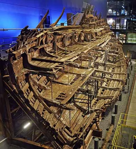 O navio de guerra inglês Mary Rose, que afundou em 1545, entrou para o Guinness World Records por ter o maior conjunto de armamentos medievais já resgatado de um naufrágio.