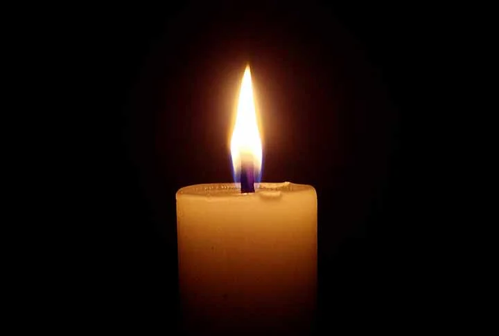 A origem das velas remonta à Roma antiga, por volta de 500 a.C. Elas eram feitas a partir de sebo. Mas há registros da criação do item para iluminar a partir de outras fontes, como de gordura de baleia na China (perto de 200 a.C.).
